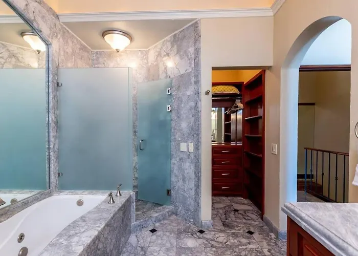 Hébergement de vacances Spacious Open-concept With Stylish Design, Direct Access & Resort-style Amenities *